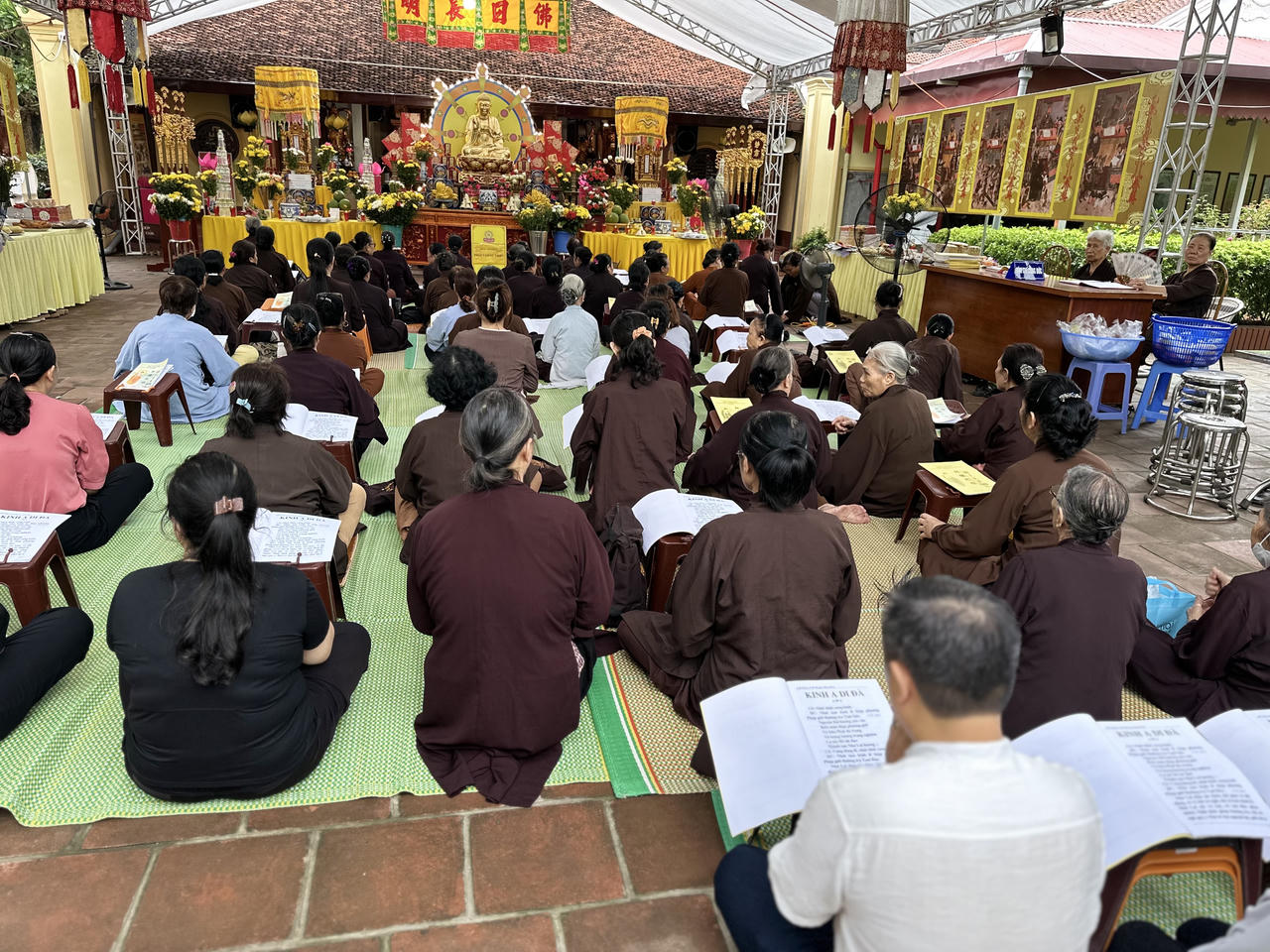 Dòng người nghẹn ngào đặt hoa tưởng nhớ nạn nhân vụ cháy chung cư mini phố Khương Hạ