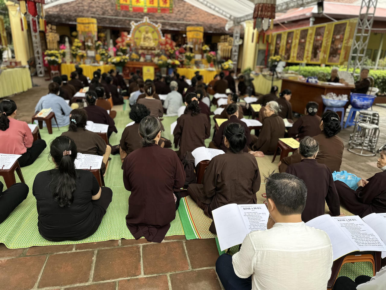 Dòng người nghẹn ngào đặt hoa tưởng nhớ nạn nhân vụ cháy chung cư mini phố Khương Hạ