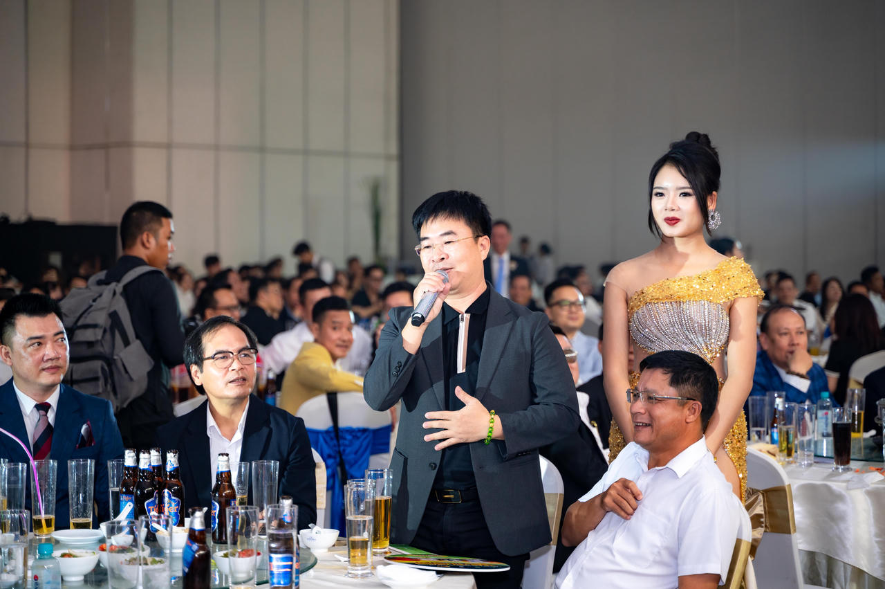 Dược phẩm TV.Pharm tài trợ, đấu giá vật phẩm bóng đá gây quỹ từ thiện