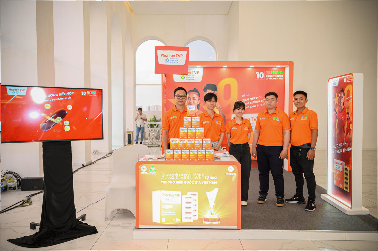 Dược phẩm TV.Pharm tài trợ, đấu giá vật phẩm bóng đá gây quỹ từ thiện