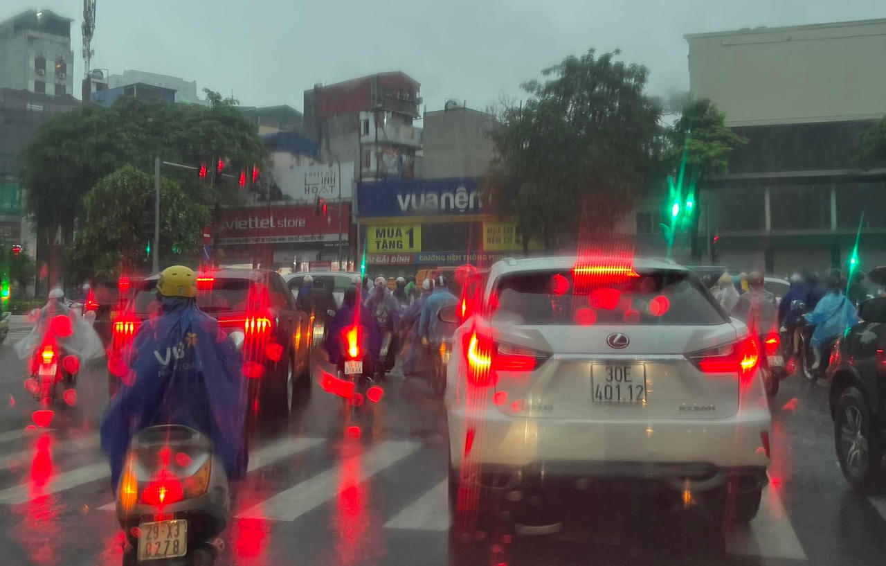 Đường Hà Nội ngập cục bộ, cảnh sát dầm mưa hàng giờ phân luồng giao thông