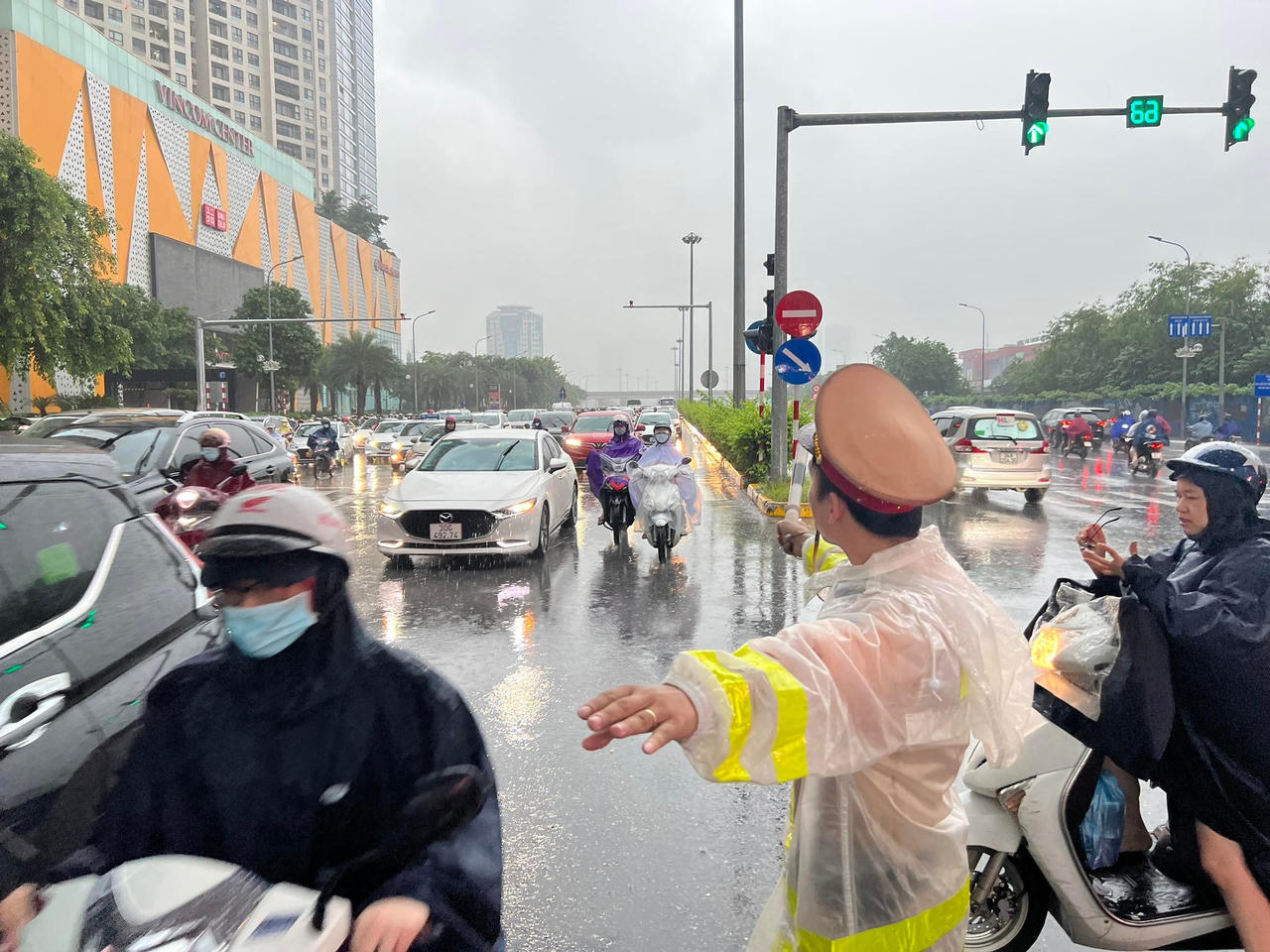 Đường Hà Nội ngập cục bộ, cảnh sát dầm mưa hàng giờ phân luồng giao thông