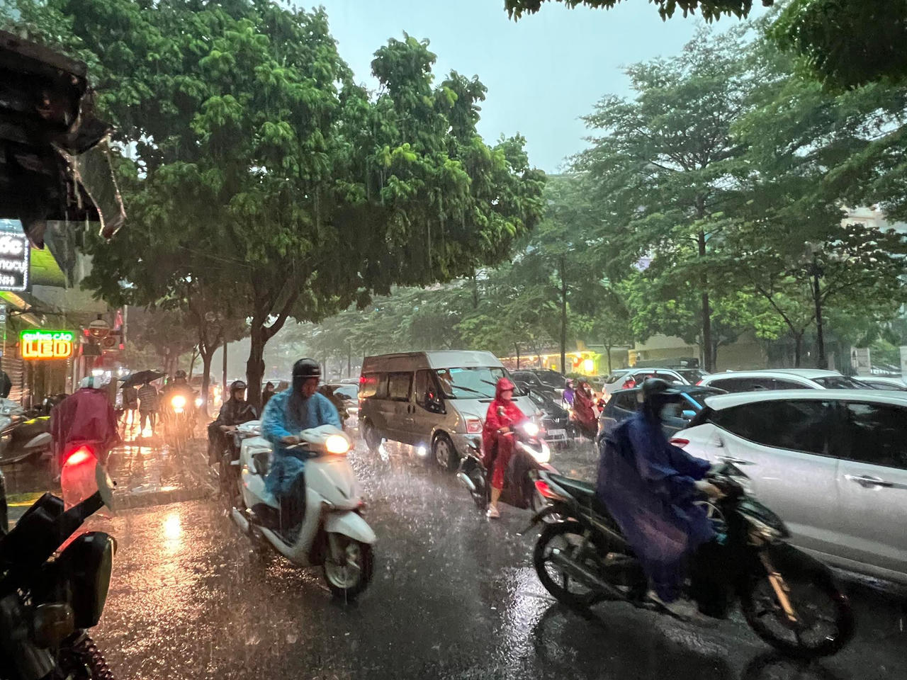 Đường Hà Nội ngập cục bộ, cảnh sát dầm mưa hàng giờ phân luồng giao thông