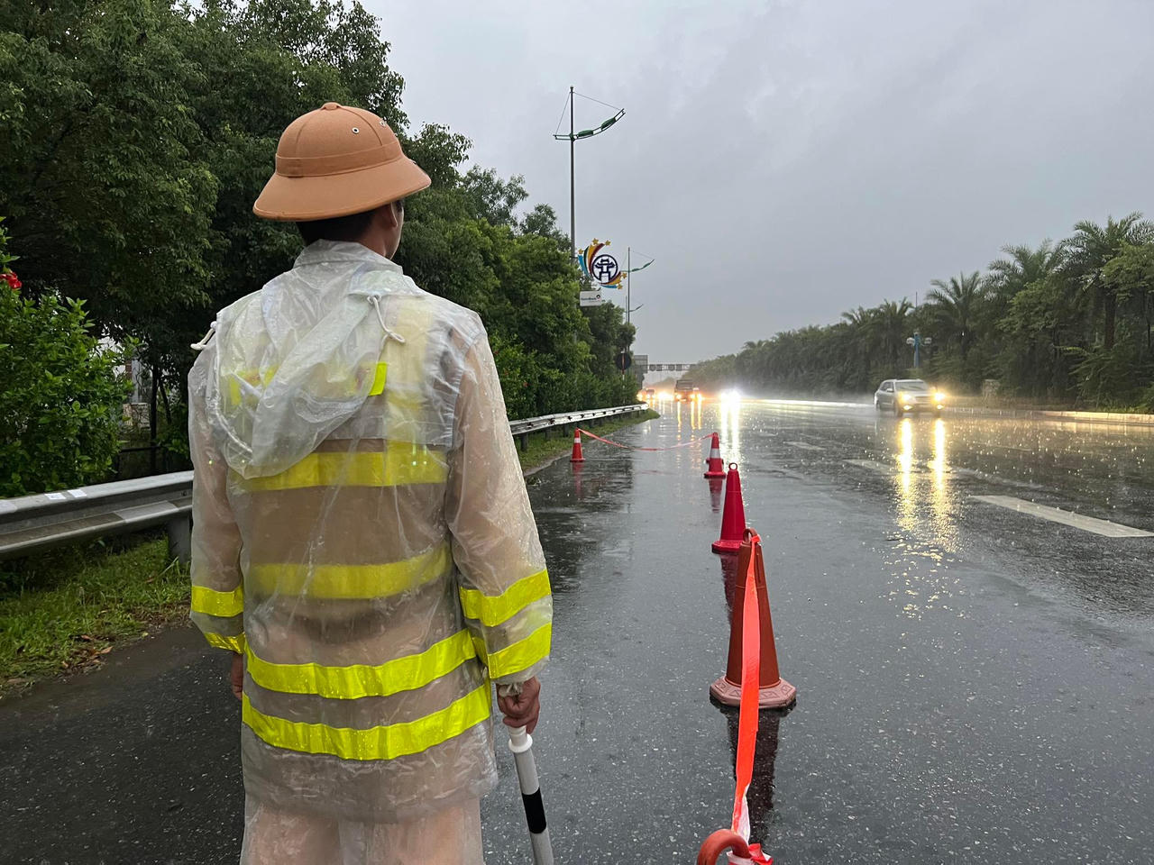 Đường Hà Nội ngập cục bộ, cảnh sát dầm mưa hàng giờ phân luồng giao thông