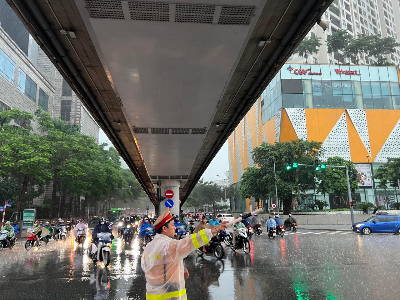 Đường Hà Nội ngập cục bộ, cảnh sát dầm mưa hàng giờ phân luồng giao thông