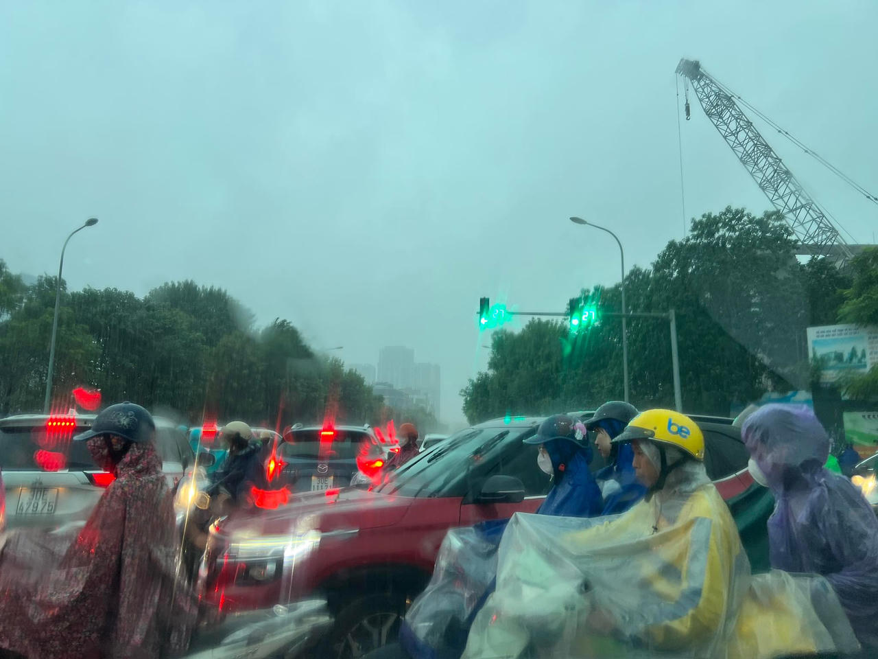 Đường Hà Nội ngập cục bộ, cảnh sát dầm mưa hàng giờ phân luồng giao thông