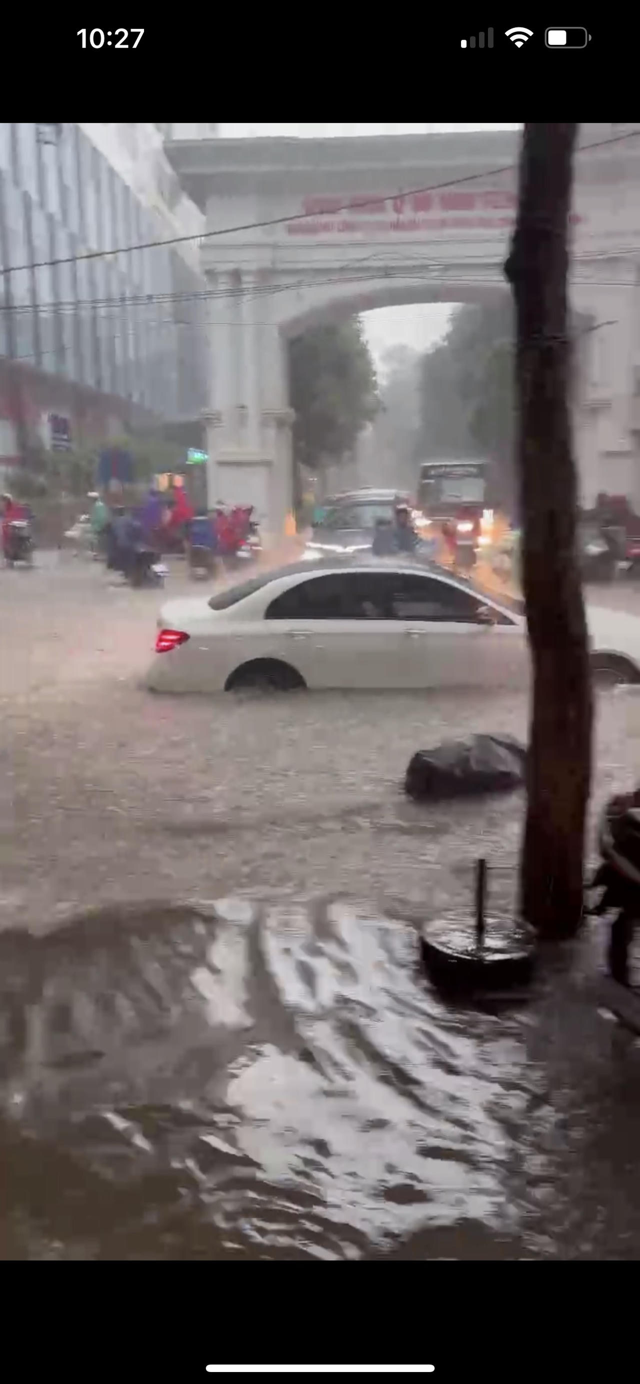 'Cười ra nước mắt' hình ảnh ngập lụt ngày mưa ở Hà Nội