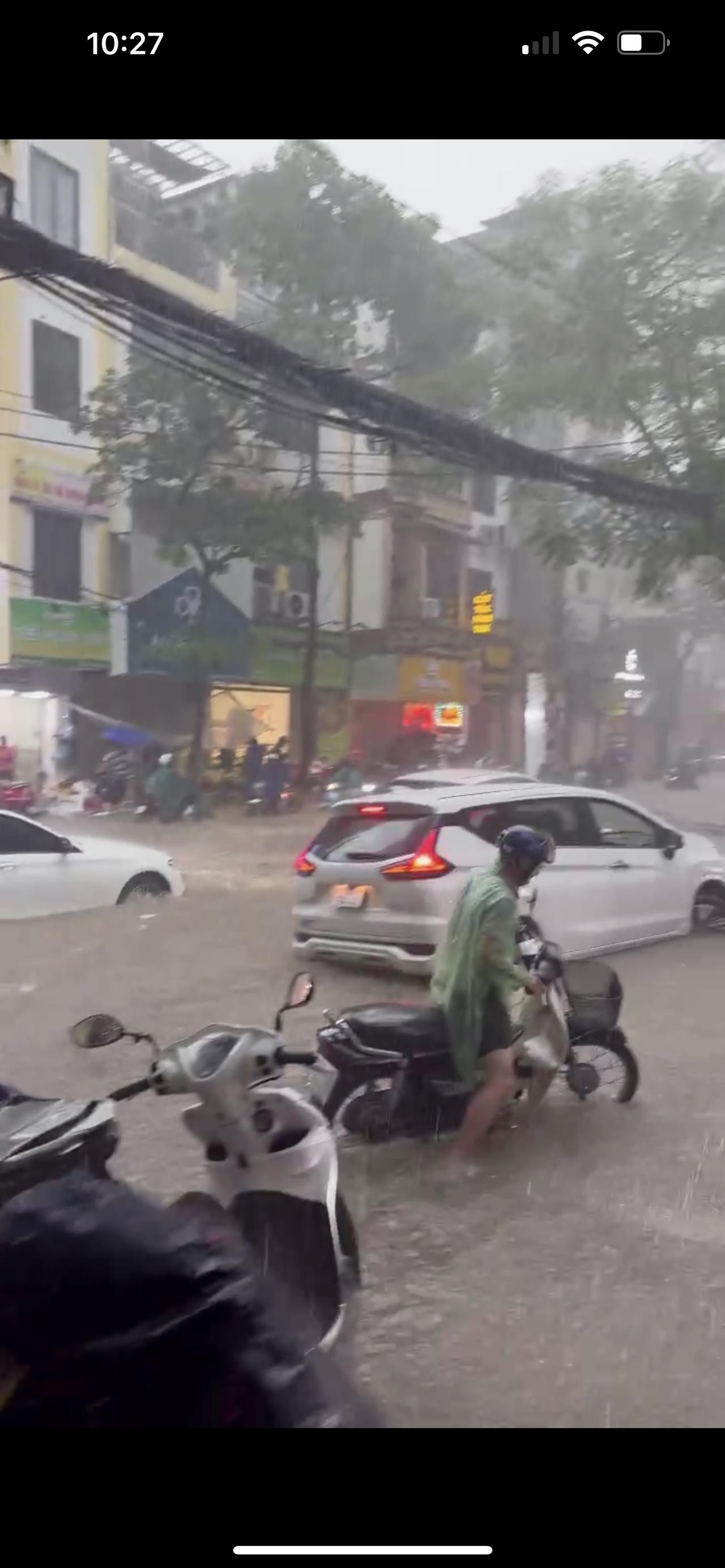 'Cười ra nước mắt' hình ảnh ngập lụt ngày mưa ở Hà Nội