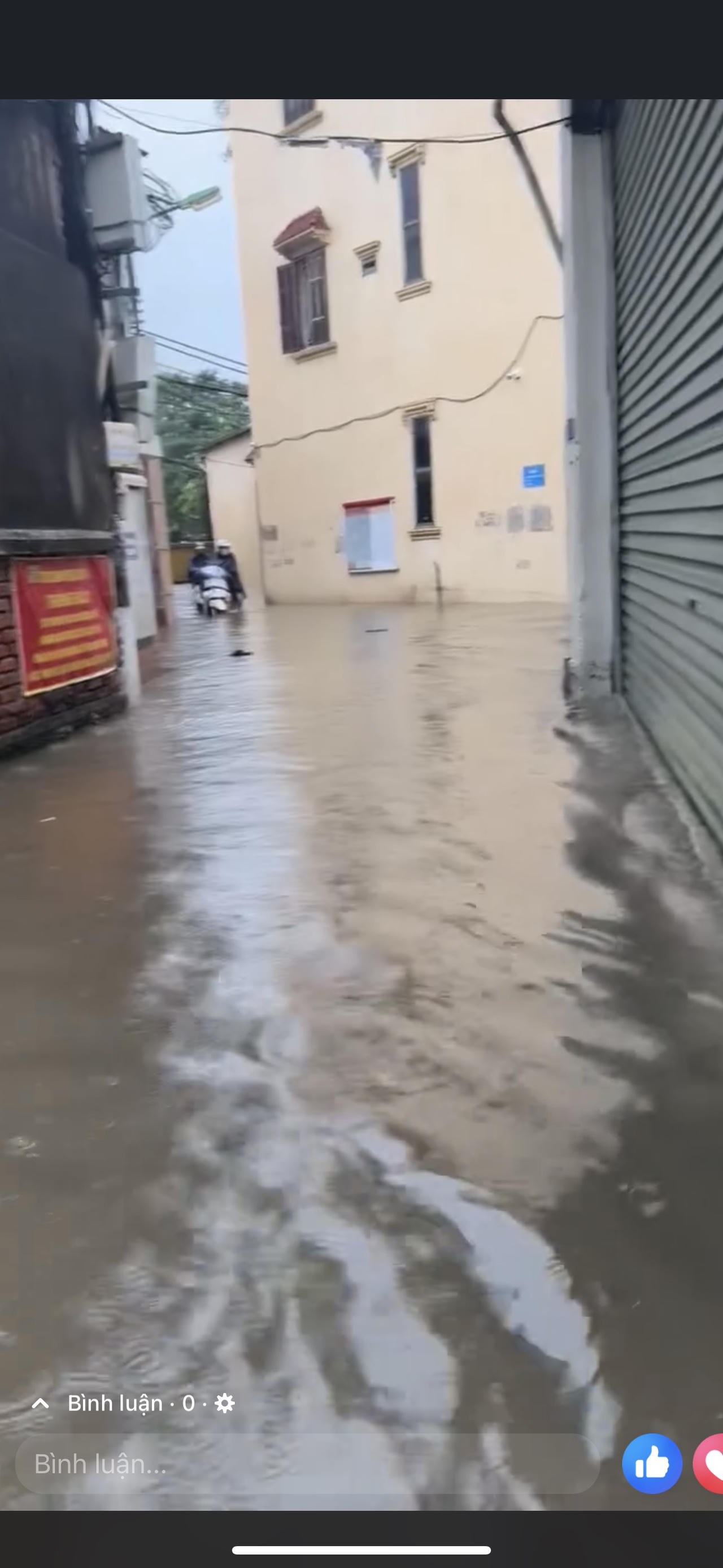 'Cười ra nước mắt' hình ảnh ngập lụt ngày mưa ở Hà Nội