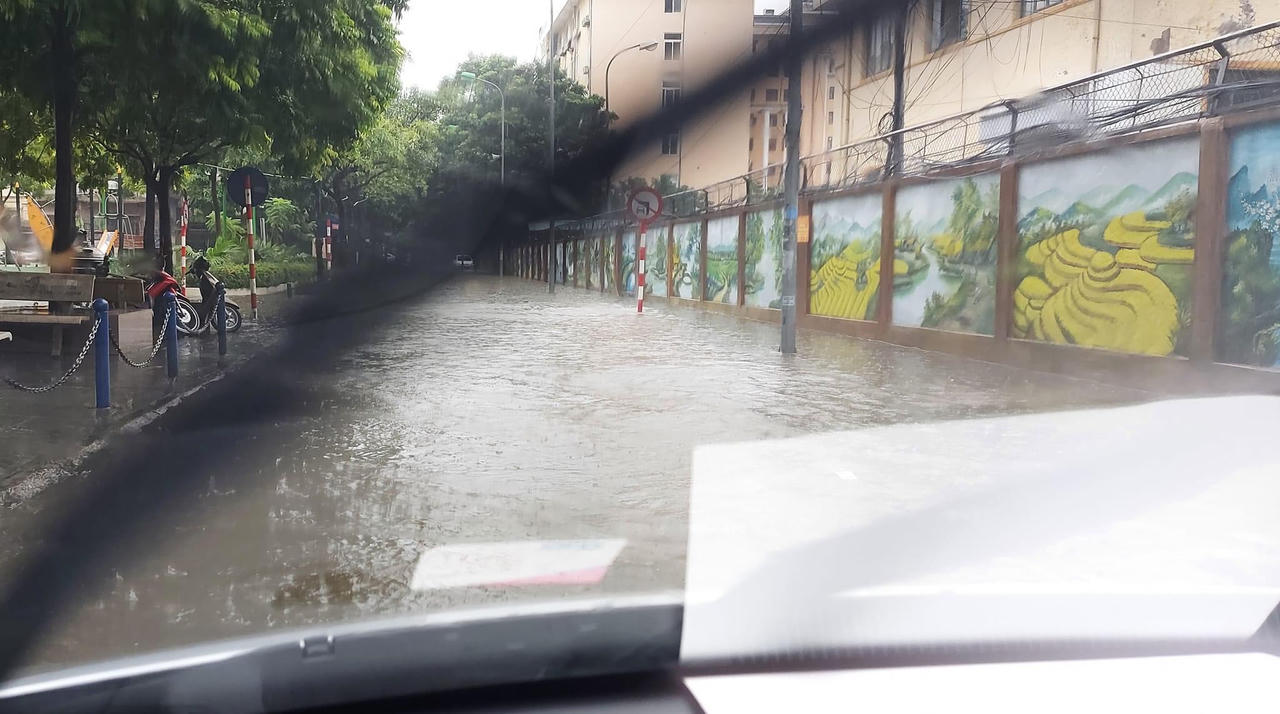 'Cười ra nước mắt' hình ảnh ngập lụt ngày mưa ở Hà Nội