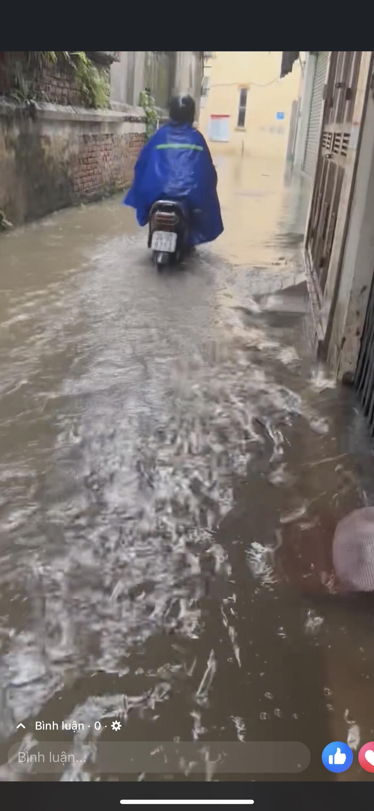 'Cười ra nước mắt' hình ảnh ngập lụt ngày mưa ở Hà Nội