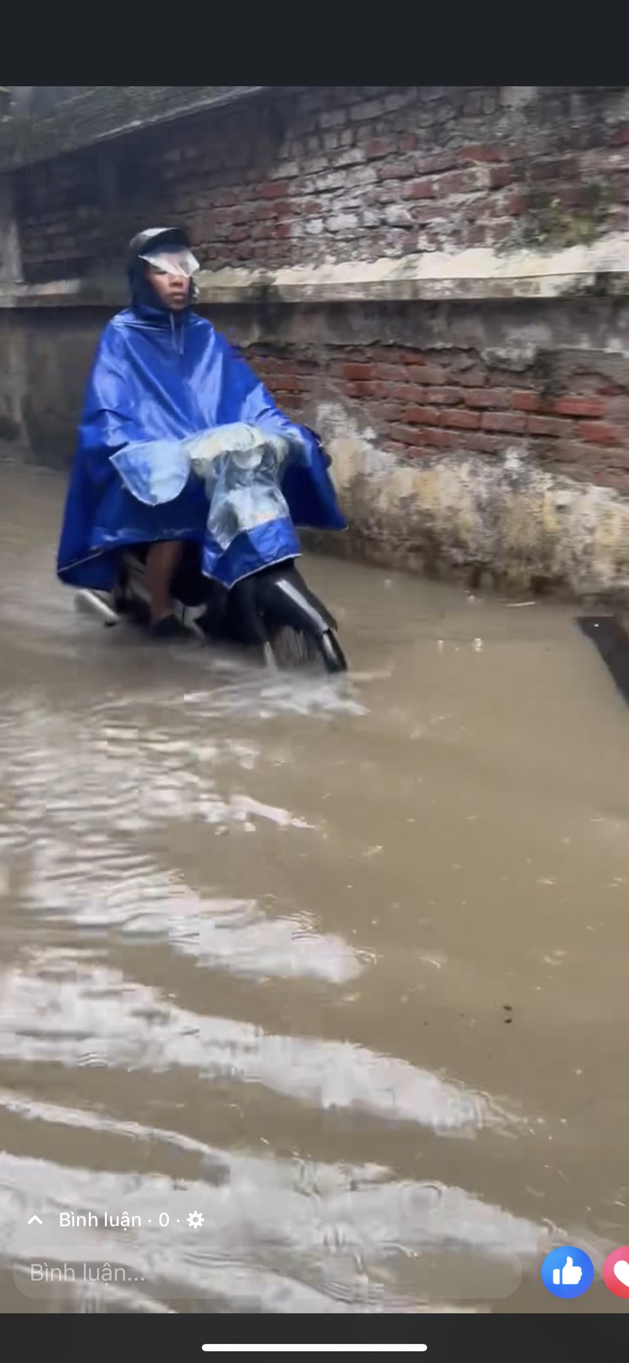 'Cười ra nước mắt' hình ảnh ngập lụt ngày mưa ở Hà Nội