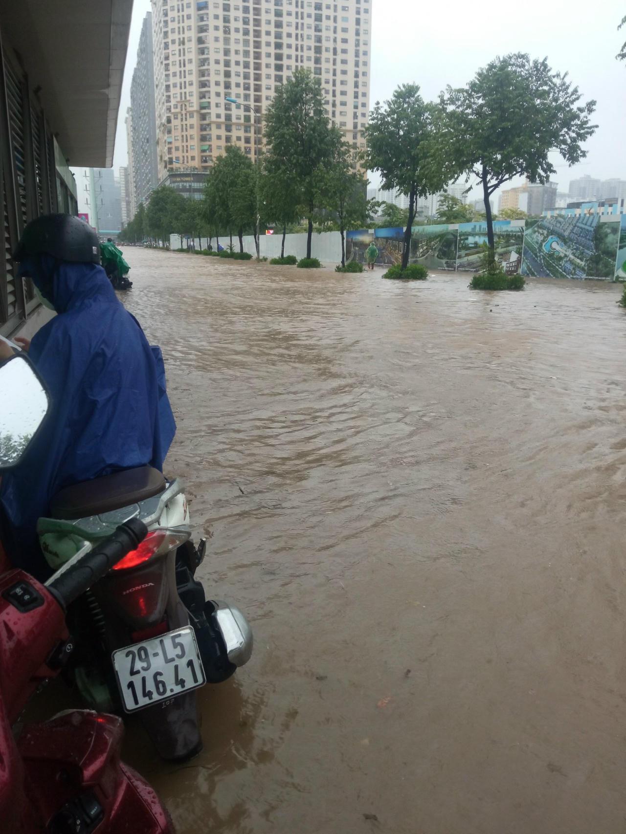 'Cười ra nước mắt' hình ảnh ngập lụt ngày mưa ở Hà Nội