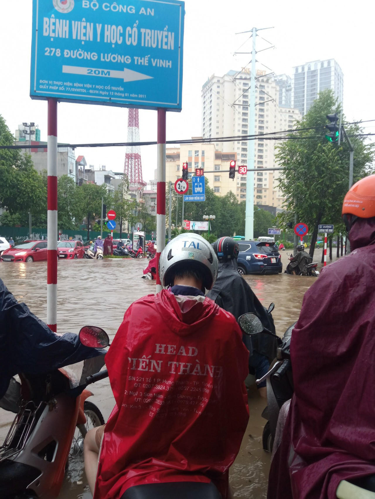'Cười ra nước mắt' hình ảnh ngập lụt ngày mưa ở Hà Nội