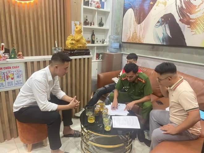 Nhân viên quán bar tại Hà Nội kinh doanh bóng cười