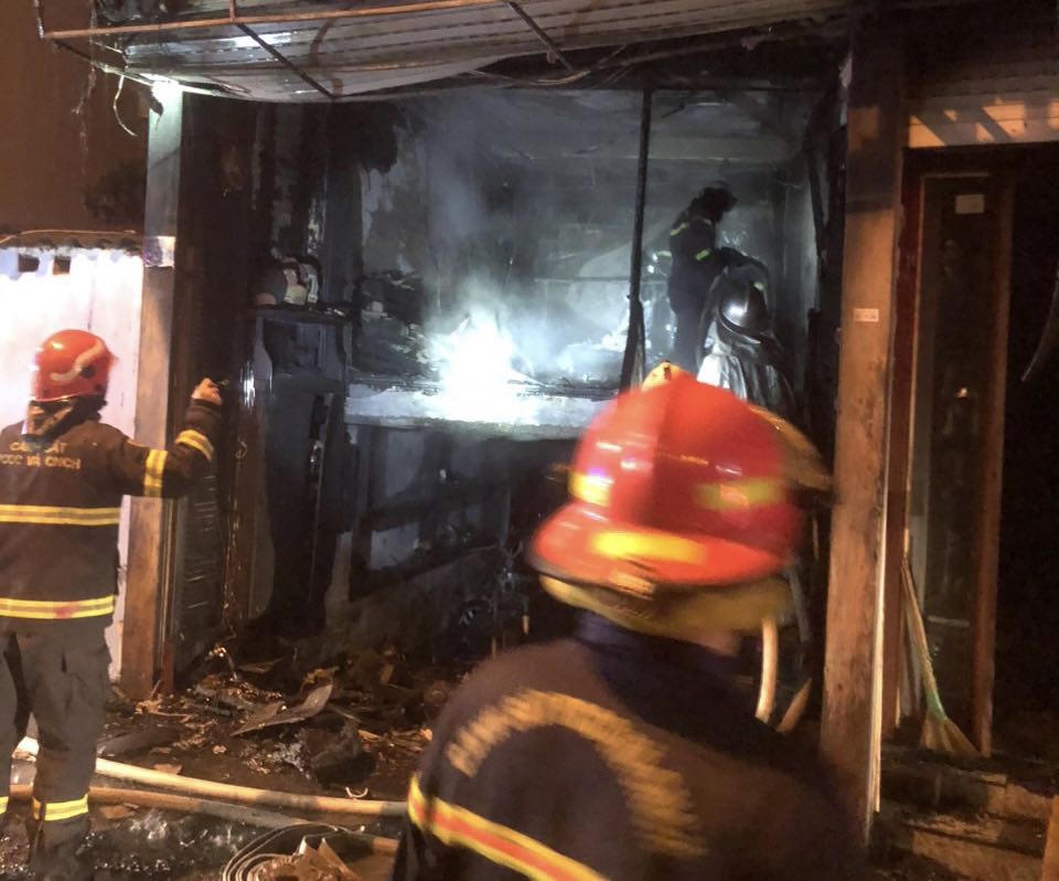 Cháy lớn ngôi nhà 4 tầng ở Hà Nội