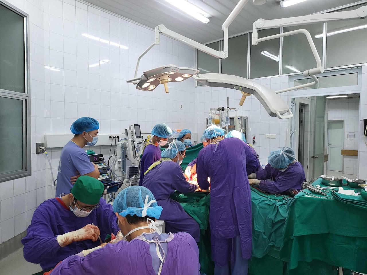 Người đàn ông 39 tuổi 'gánh' khối u to hơn cơ thể