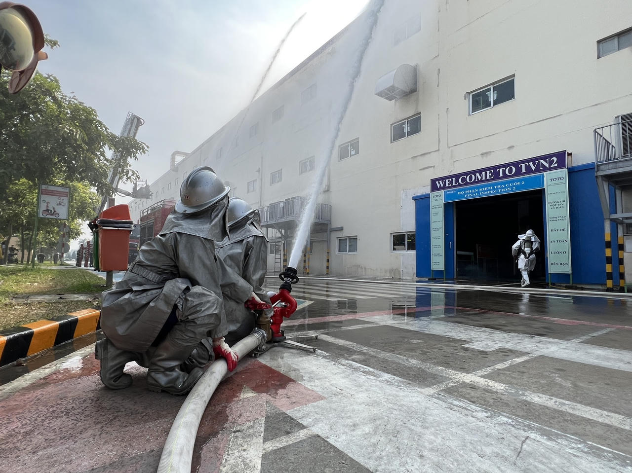 Công an TP Hà Nội sử dụng robot, flycam tham gia diễn tập PCCC và CNCH