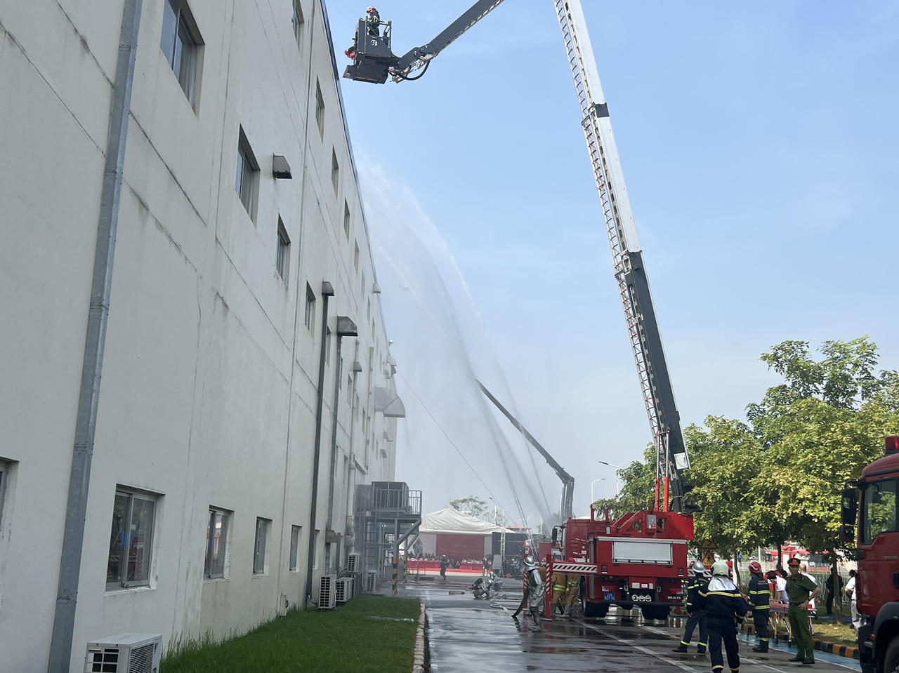 Công an TP Hà Nội sử dụng robot, flycam tham gia diễn tập PCCC và CNCH