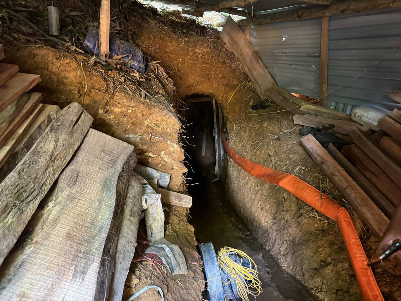 Bài 1: Lai Châu: Thâm nhập bãi vàng trái phép nằm sát trụ sở xã Mường Tè