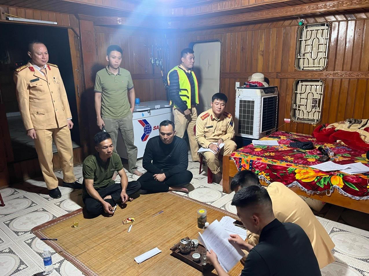 Xuyên đêm bắt giữ 2 tàu khai thác cát trên sông Hồng 