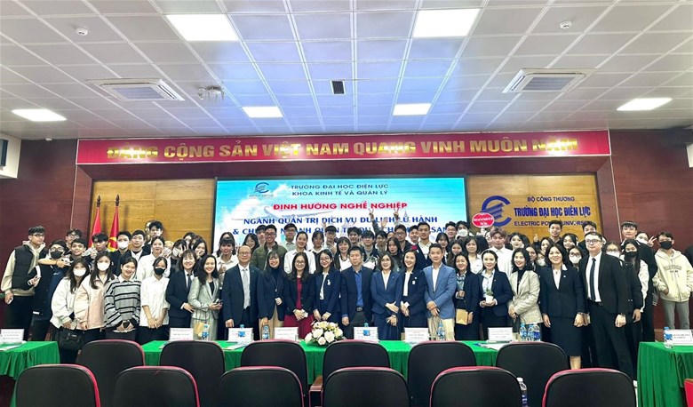 Chương trình "Định hướng nghề nghiệp ngành Quản trị du lịch lữ hành và ký kết hợp tác với doanh nghiệp”