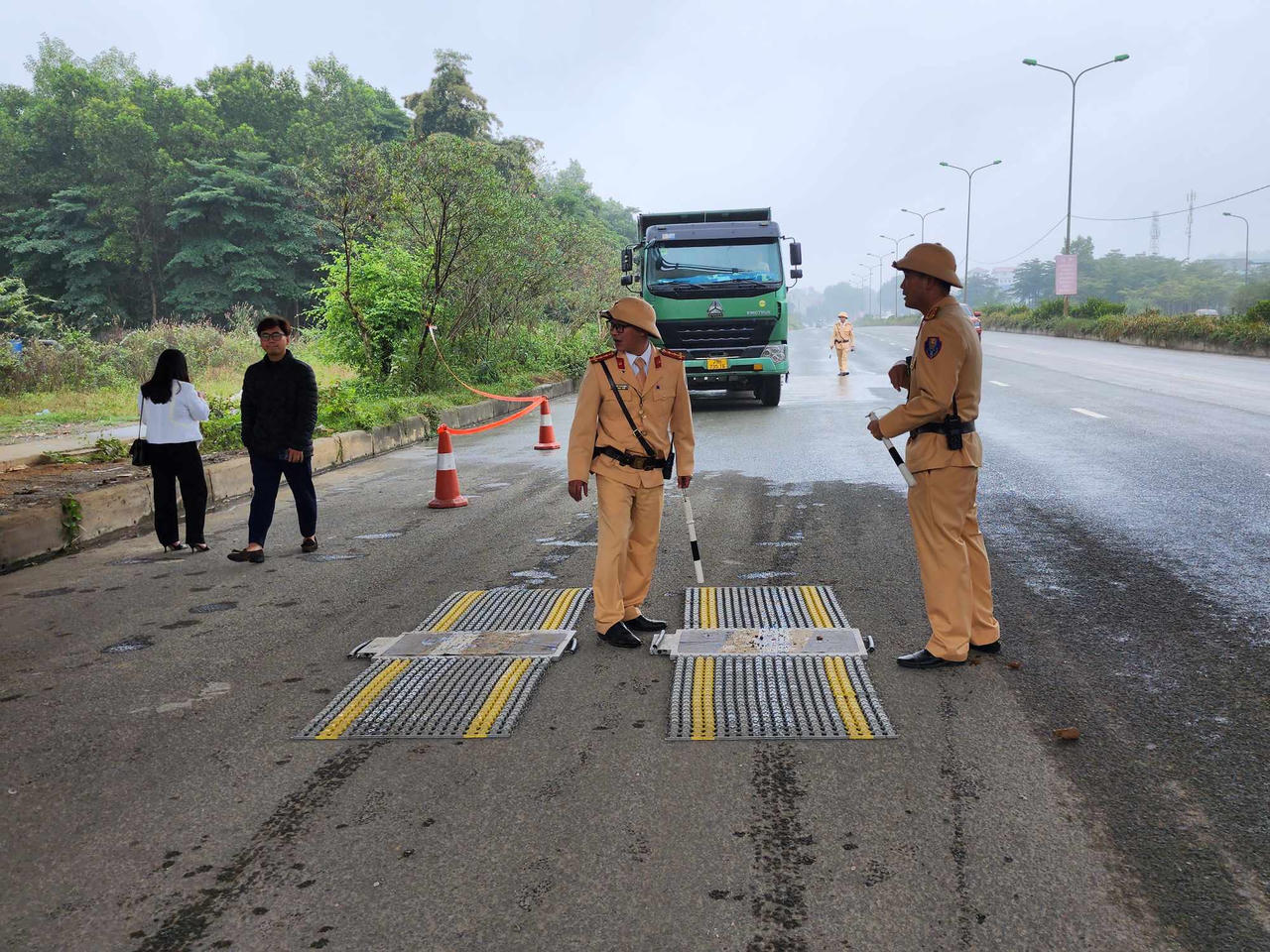 Hà Nội mở đợt cao điểm xử lý xe tải ‘hổ vồ’ khu vực ngoại thành 