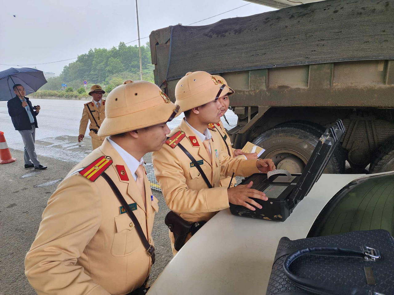 Hà Nội mở đợt cao điểm xử lý xe tải ‘hổ vồ’ khu vực ngoại thành 