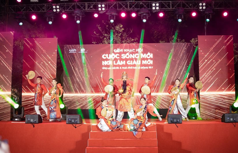 Bến Tre: Hàng nghìn người dự đêm nhạc hội chào mừng chợ Lạc Hồng mới đi vào hoạt động