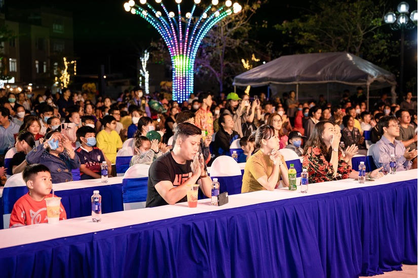 Bến Tre: Hàng nghìn người dự đêm nhạc hội chào mừng chợ Lạc Hồng mới đi vào hoạt động