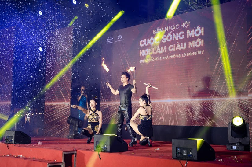 Bến Tre: Hàng nghìn người dự đêm nhạc hội chào mừng chợ Lạc Hồng mới đi vào hoạt động