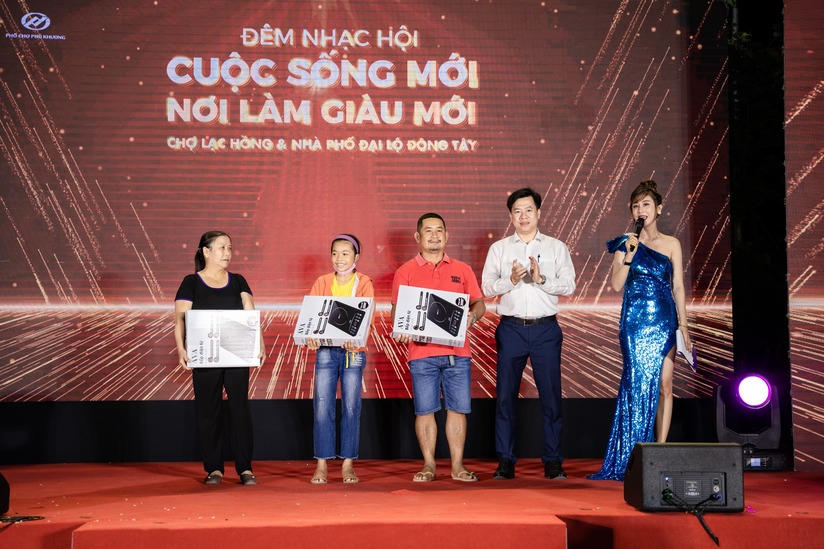 Bến Tre: Hàng nghìn người dự đêm nhạc hội chào mừng chợ Lạc Hồng mới đi vào hoạt động