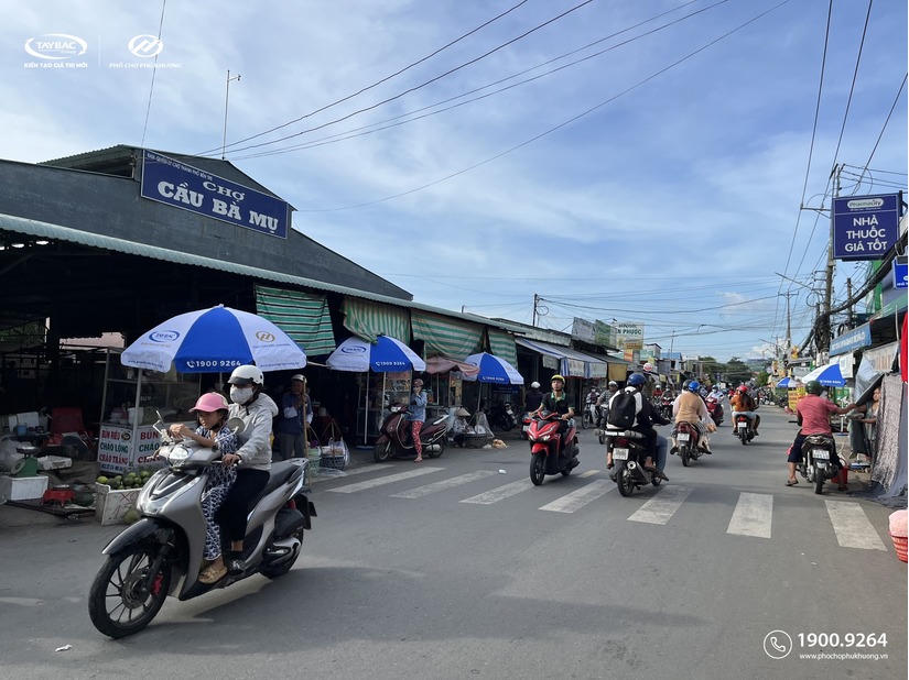 Chủ đầu tư dự án Phố Chợ Phú Khương tặng người dân TP Bến Tre hơn 200 phần quà