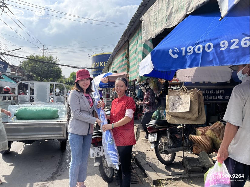 Chủ đầu tư dự án Phố Chợ Phú Khương tặng người dân TP Bến Tre hơn 200 phần quà