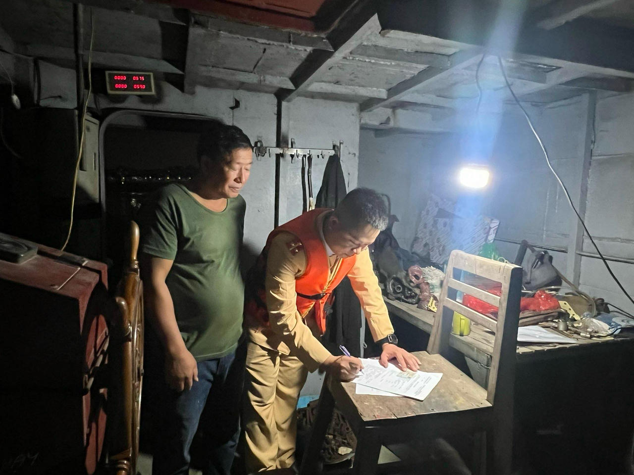 Liên tiếp bắt quả tang nhiều tàu khai thác cát trái phép trên sông Hồng 