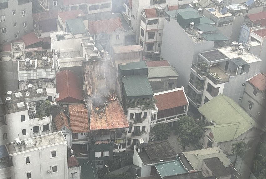 Cháy dữ dội tại một ngôi nhà ở quận Long Biên