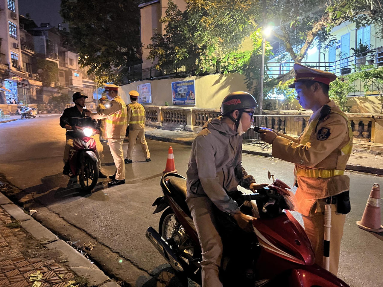 Công an Hà Nội 'siết' xử lý 'ma men' dịp Tết Dương lịch