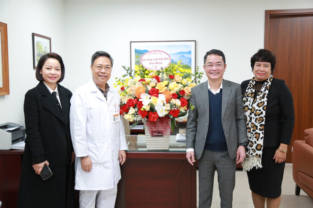 Tổng biên tập báo Pháp luật Việt Nam chúc mừng các y, bác sĩ nhân Ngày Thầy thuốc Việt Nam 27/2