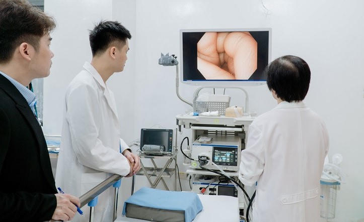 Chủ quan trước dấu hiệu đau bụng kéo dài, đi khám phát hiện ung thư đại trực tràng giai đoạn muộn