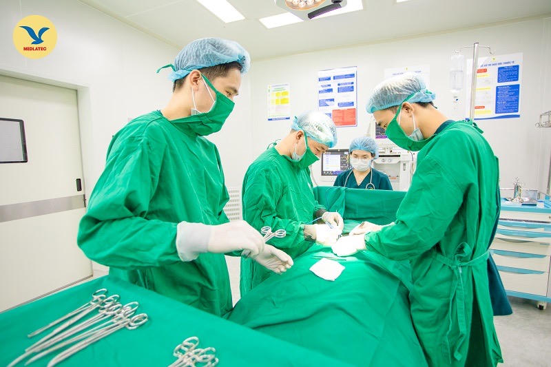 Phẫu thuật thành công lấy ra hàng trăm viên sỏi túi mật của bệnh nhân nước ngoài