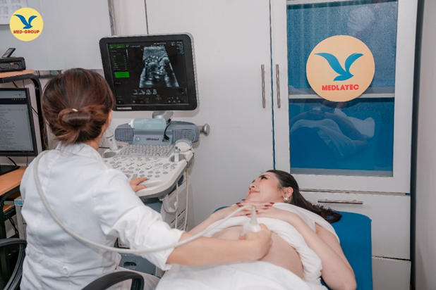 Á hậu Dương Tú Anh tin tưởng thực hiện xét nghiệm sàng lọc trước sinh NIPT tại MEDLATEC 