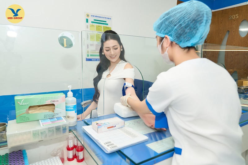 Á hậu Dương Tú Anh tin tưởng thực hiện xét nghiệm sàng lọc trước sinh NIPT tại MEDLATEC 