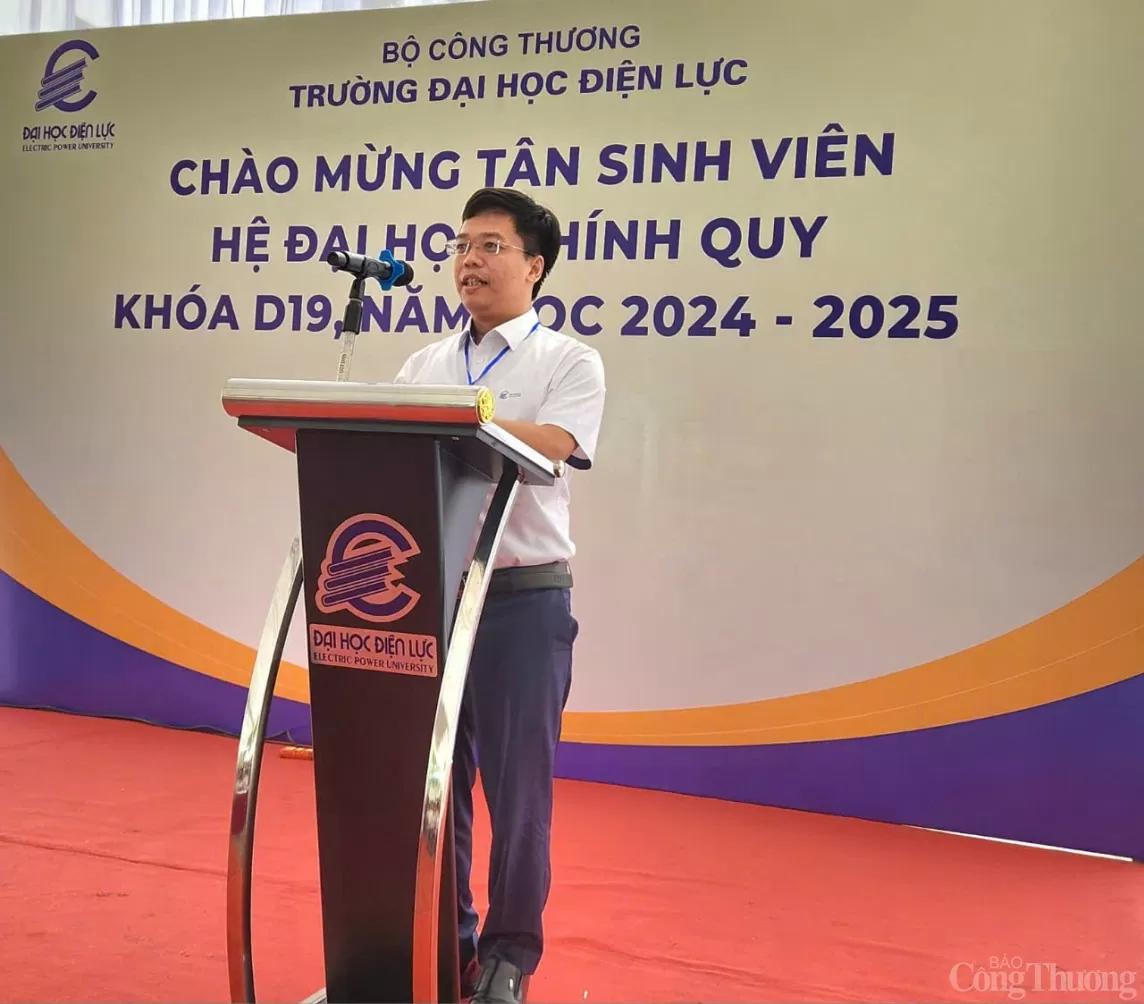 Ông bố vượt 1.500 km đưa con từ Bình Thuận ra Hà Nội nhập học