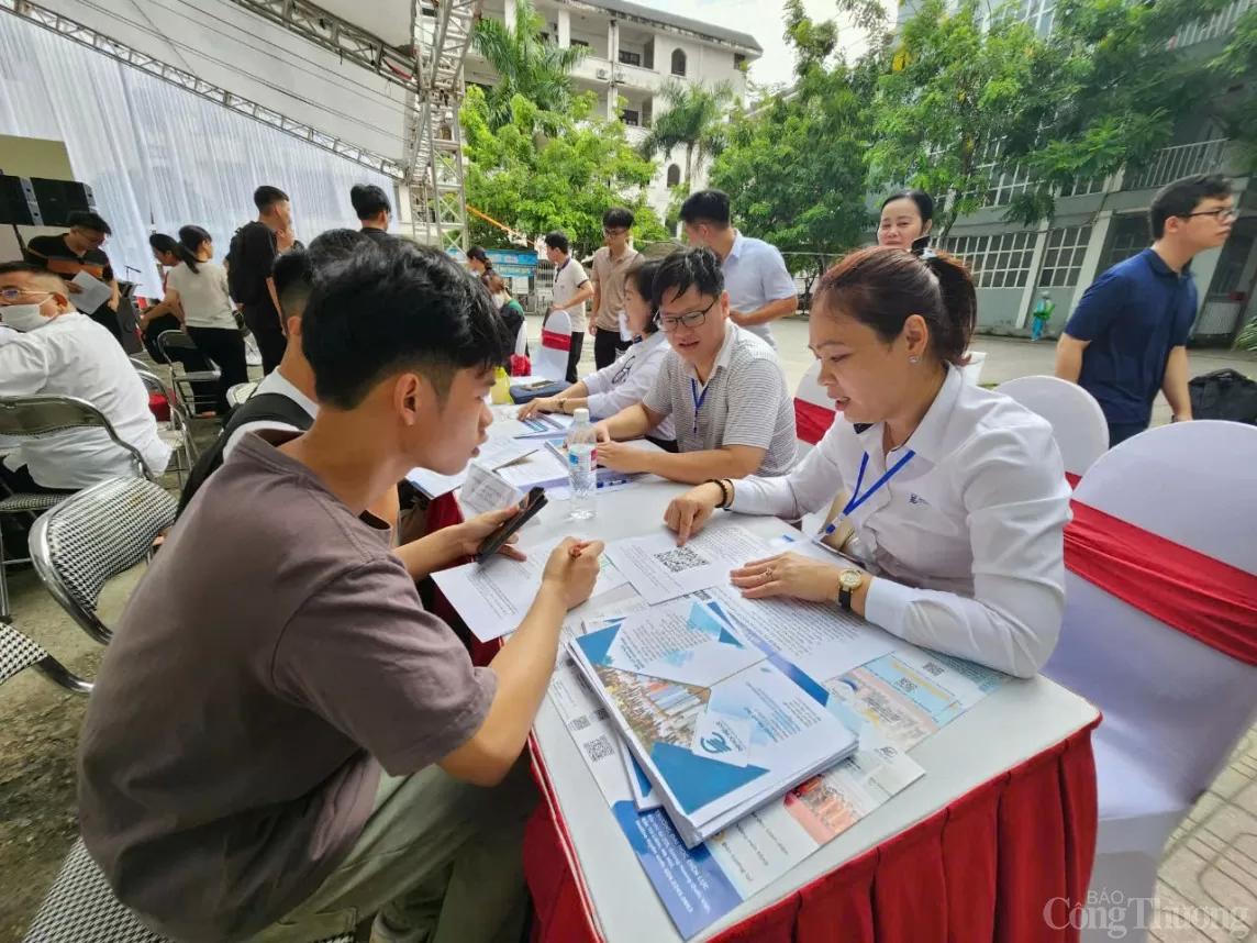 Ông bố vượt 1.500 km đưa con từ Bình Thuận ra Hà Nội nhập học