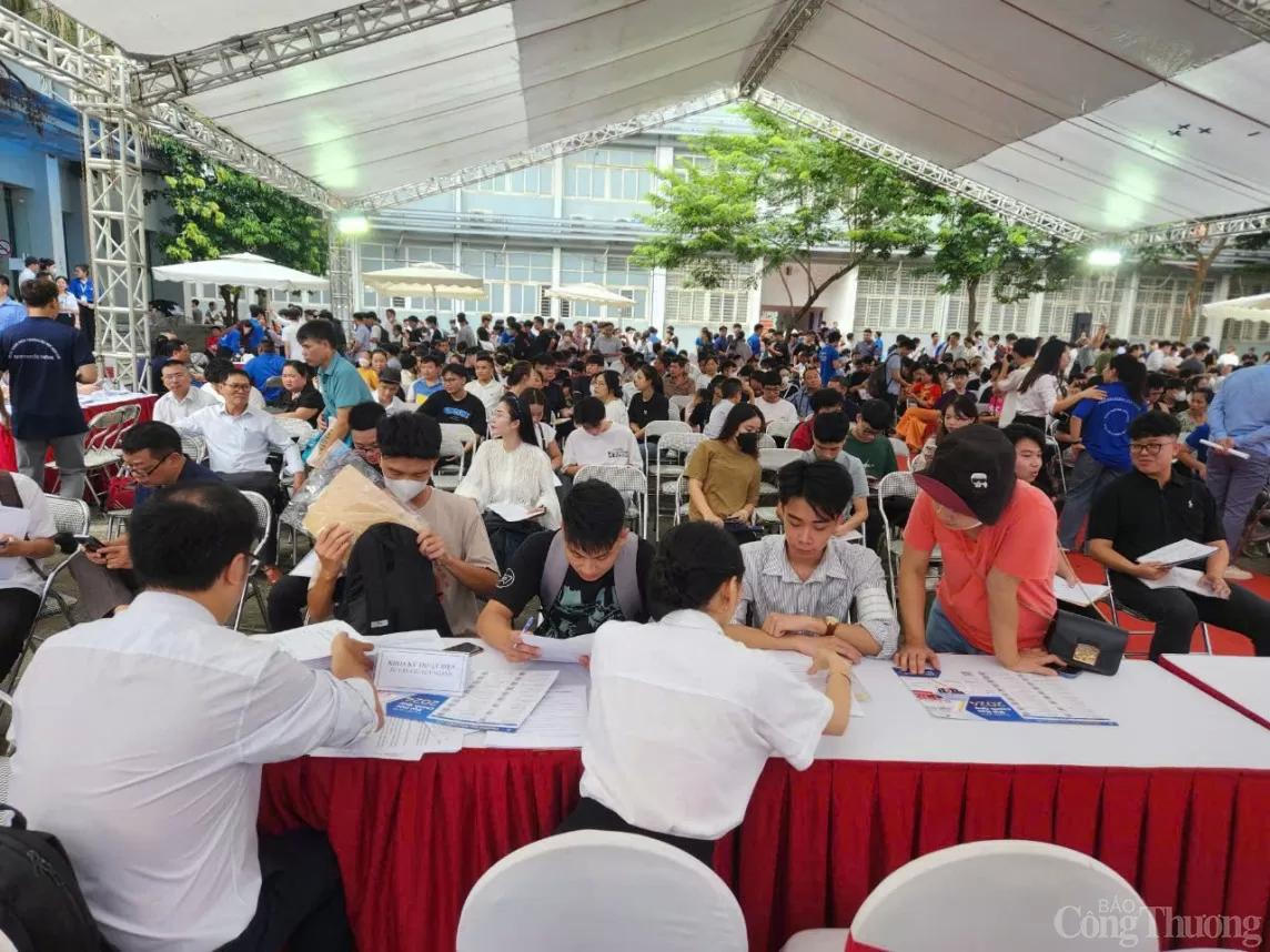 Ông bố vượt 1.500 km đưa con từ Bình Thuận ra Hà Nội nhập học