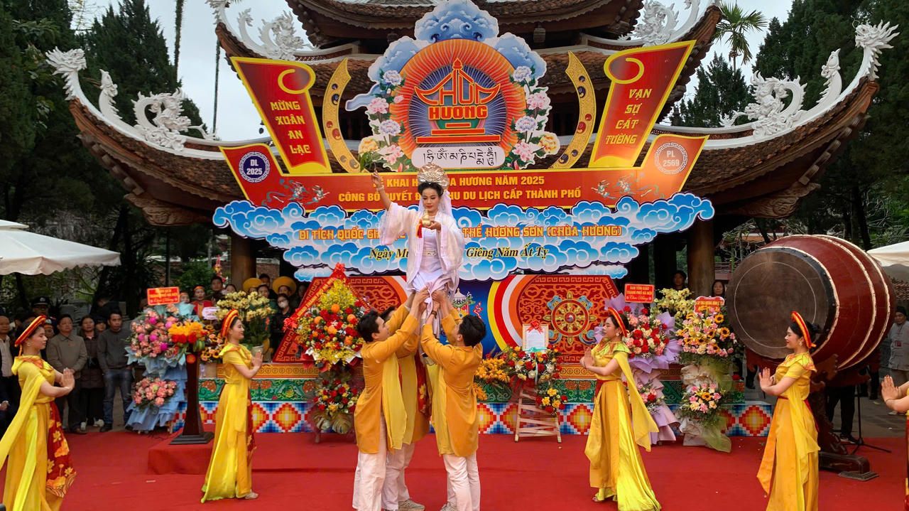 Khai hội Chùa Hương 2025: Hành trình về miền đất Phật, điểm đến văn hóa, du lịch tâm linh