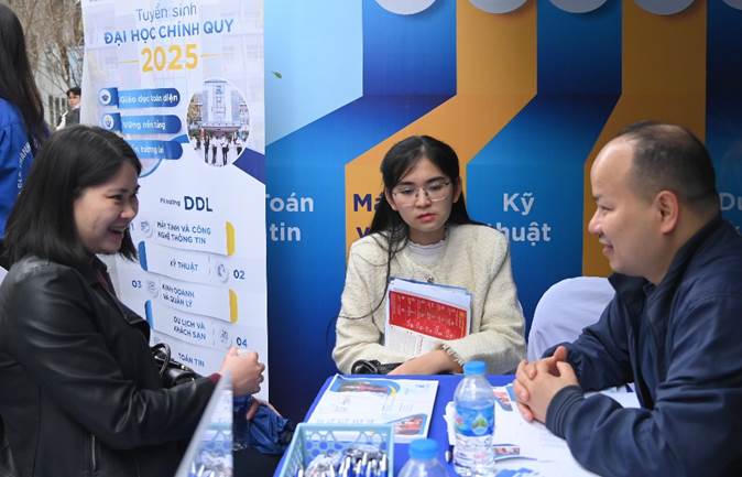 Trường Đại học Điện lực thu hút hàng nghìn lượt tham gia tư vấn tuyển sinh – hướng nghiệp năm 2025