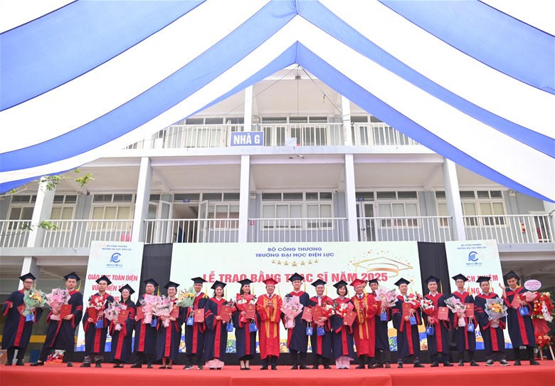 Trường Đại học Điện lực tổ chức Lễ tốt nghiệp và trao bằng năm 2025