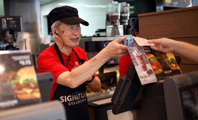 'Chật vật' với già hoá dân số, nhiều quốc gia hướng tới 'nền kinh tế bạc'