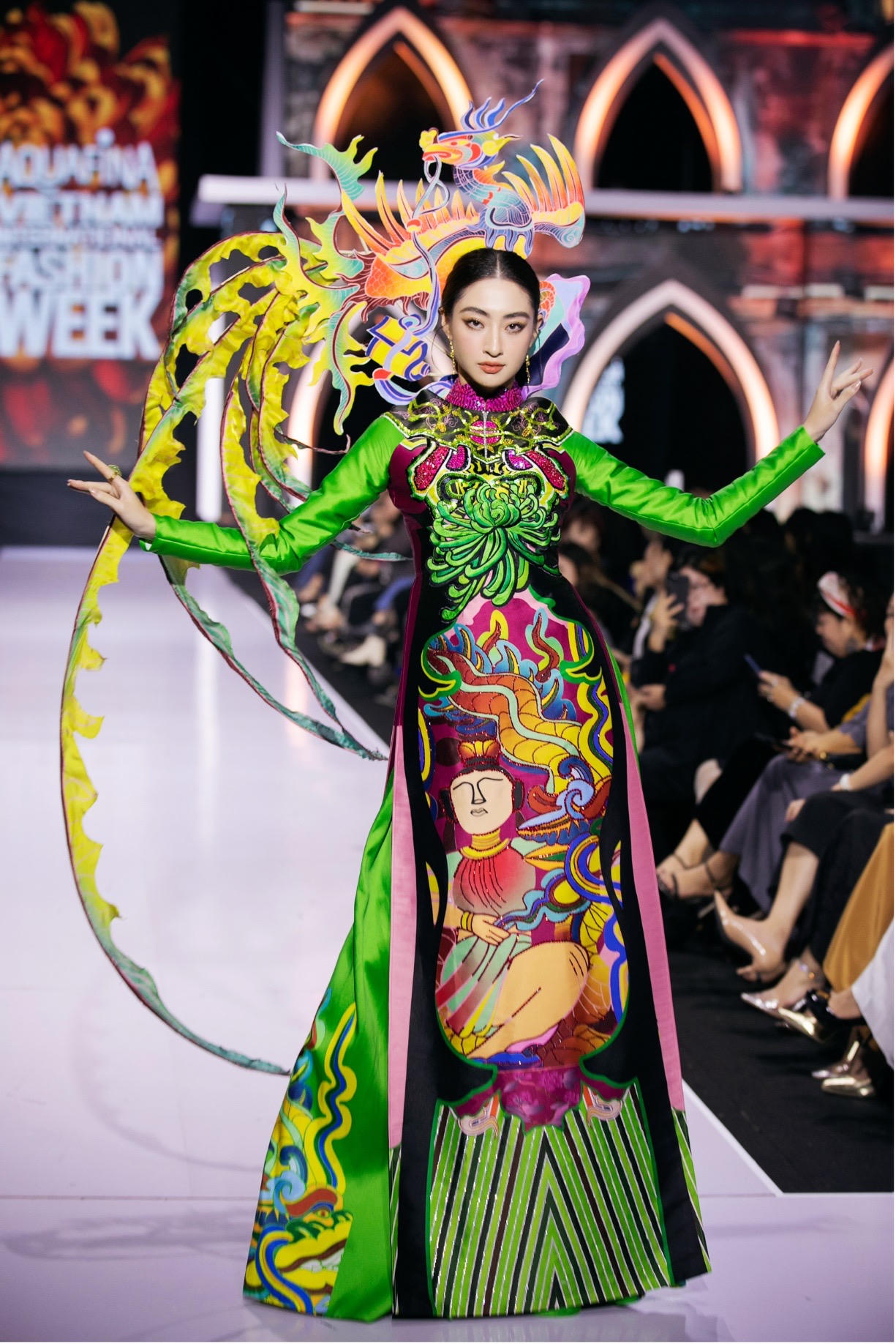 Lương Thuỳ Linh khoe sắc trong bộ sưu tập 'Hoa cúc và Mặt trời Đại Việt' của NTK Vũ Lan Anh